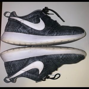 Nike Shoes - Grey pattern Nike Roshe One Nike Shoes - Grey pattern Nike Roshe One